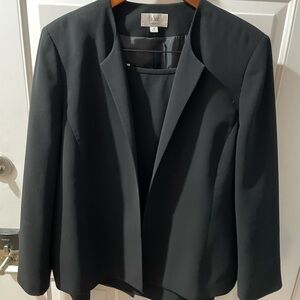 Le Suit Women's Classic Black Suit (Jacket and Skirt)